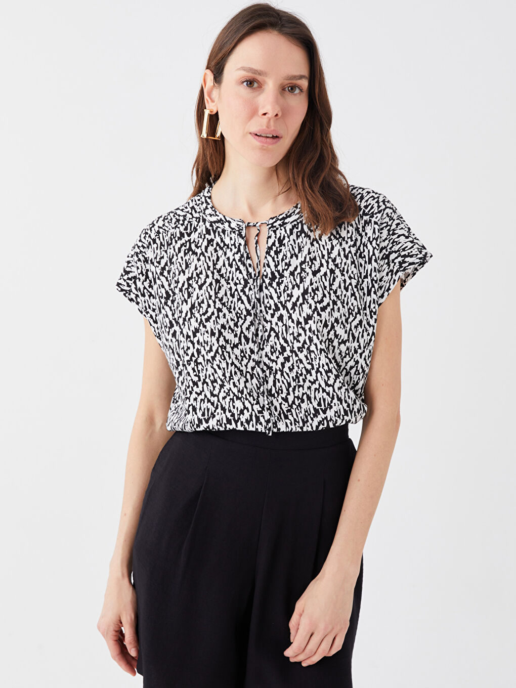 LCWAIKIKI Classic Tie Neck Patterned Short Sleeve Women's Blouse -S3GQ55Z8-LQJ