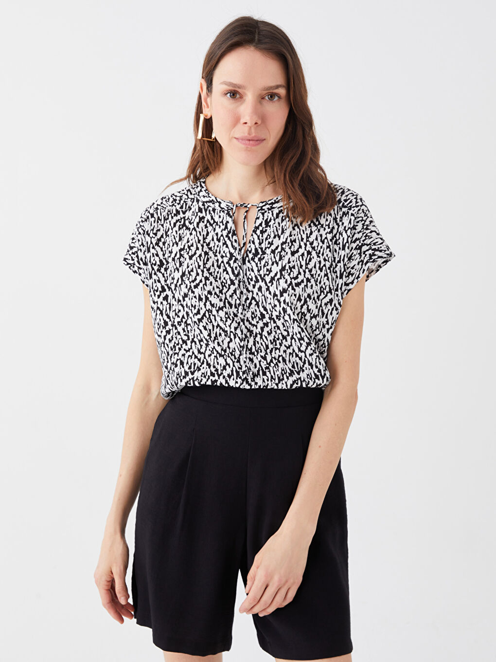 LCWAIKIKI Classic Tie Neck Patterned Short Sleeve Women's Blouse -S3GQ55Z8-LQJ
