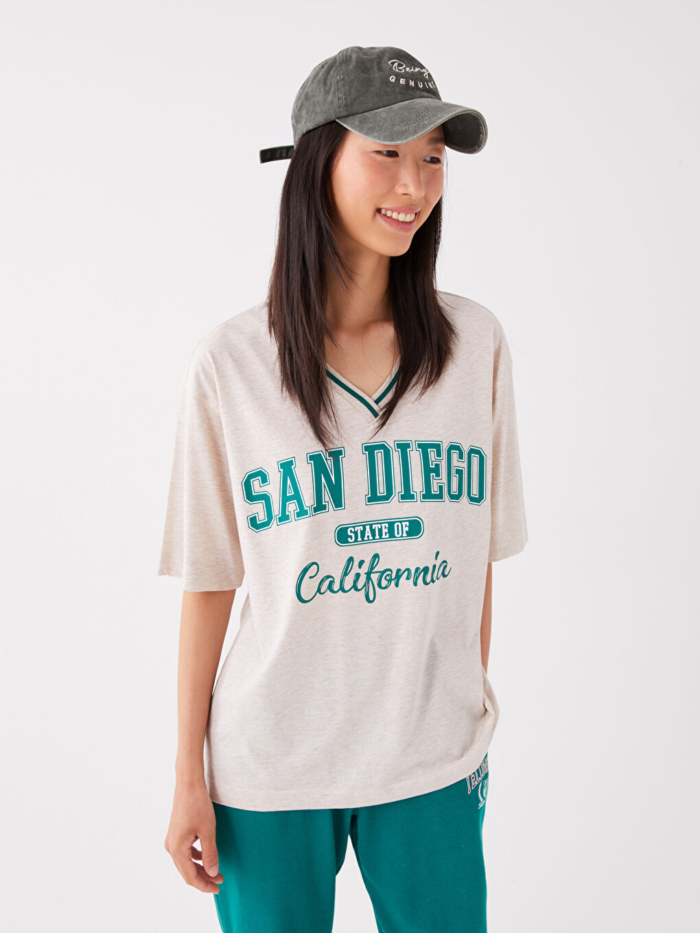 Tricou Supradimensionat pentru Femei cu Decolteu în V, Imprimat și Mânecă Scurtă