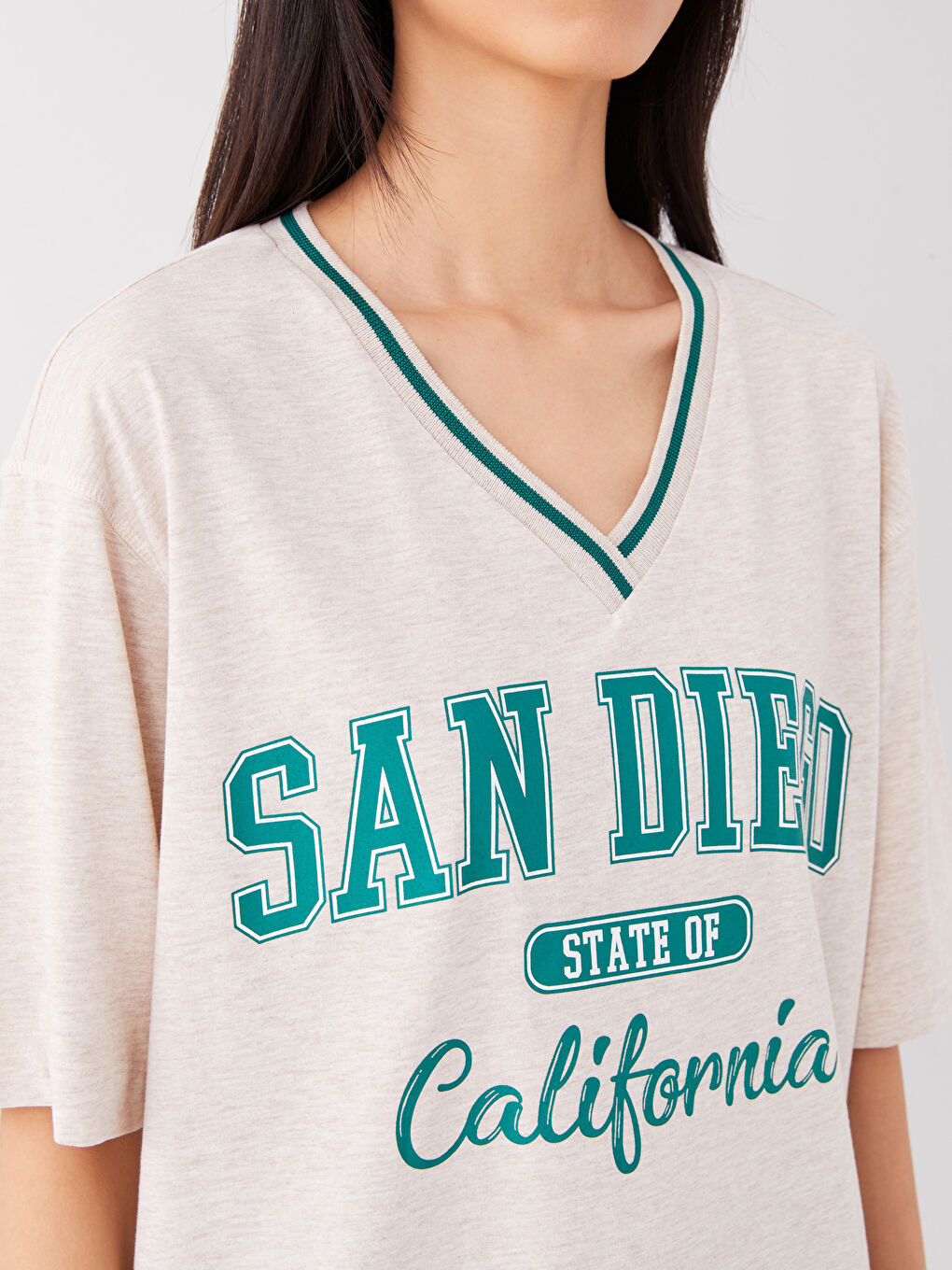 Tricou Supradimensionat pentru Femei cu Decolteu în V, Imprimat și Mânecă Scurtă-3