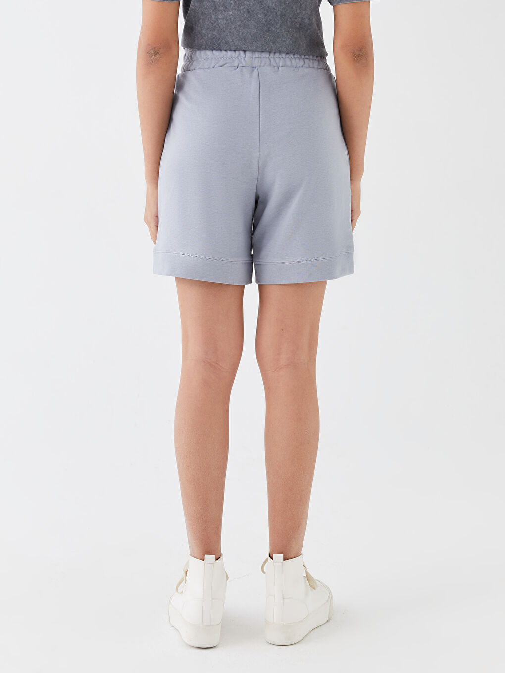 Gri Beli Lastikli Rahat Kalıp Kadın Şort-3