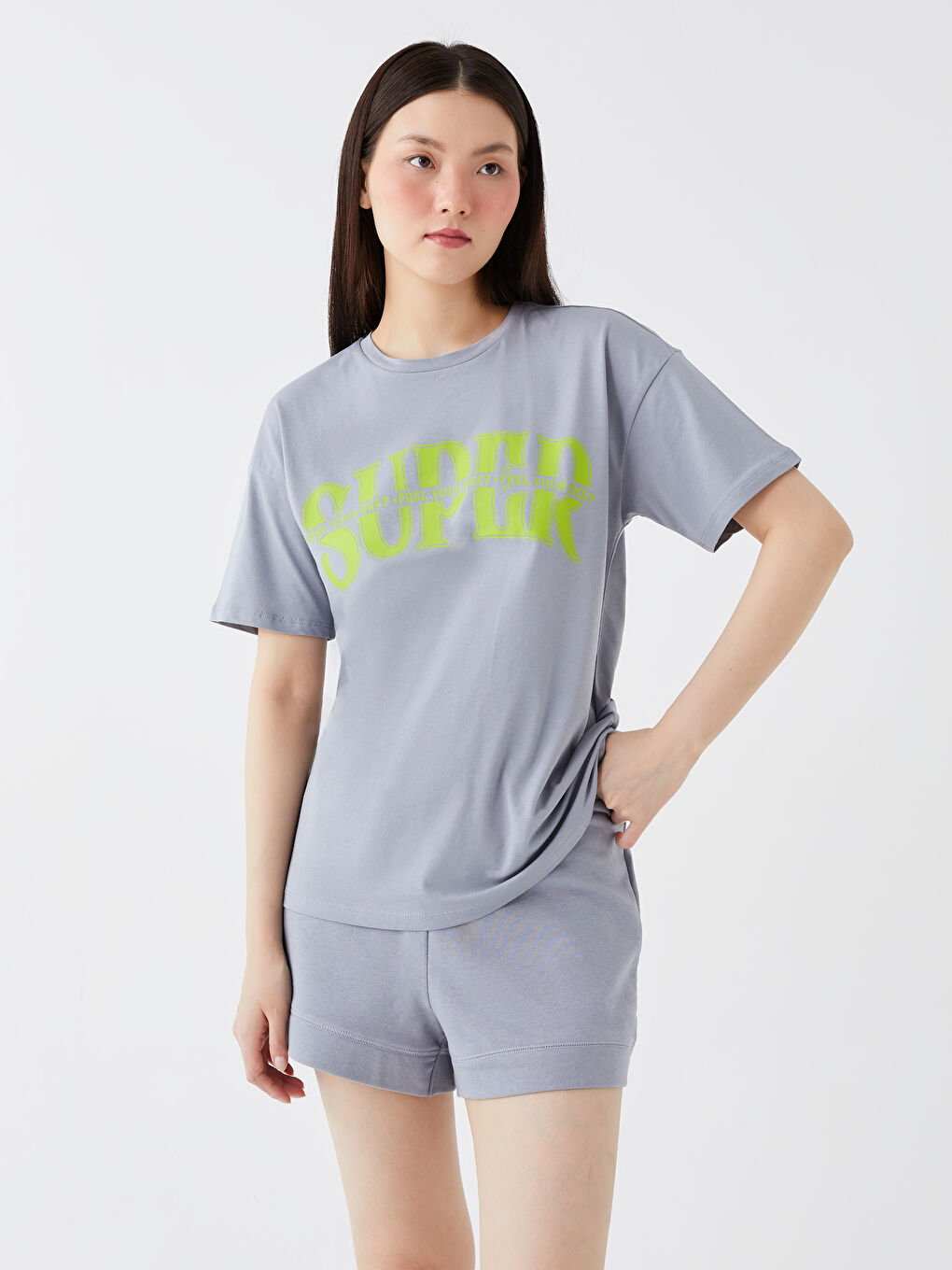 تيشيرت نسائي بأكمام قصيرة وياقة دائرية مطبوع-1