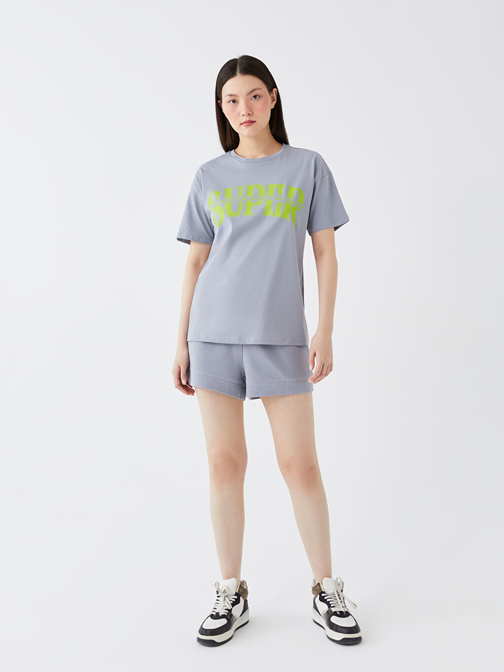 تيشيرت نسائي بأكمام قصيرة وياقة دائرية مطبوع-2