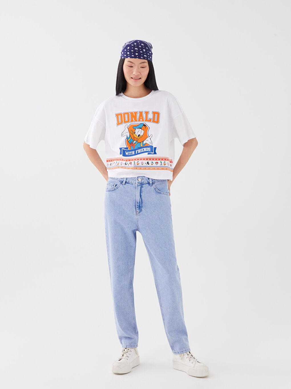 Beyaz Bisiklet Yaka Donald Duck Baskılı Kısa Kollu Kadın Tişört-3