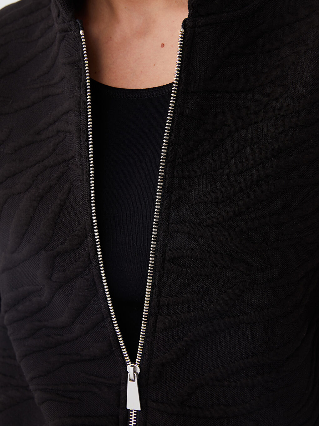 Siyah Kapüşonlu Kendinden Desenli Uzun Kollu Kadın Spor Hırka-3