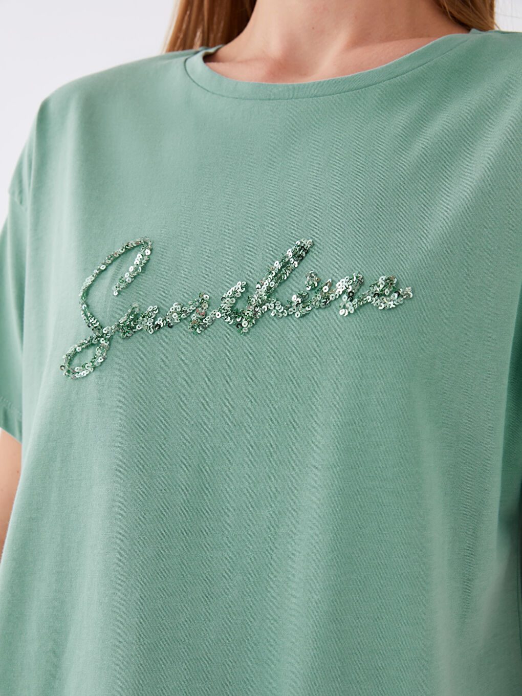 Yeşil Bisiklet Yaka Pul İşlemeli Kısa Kollu Kadın Tişört-2