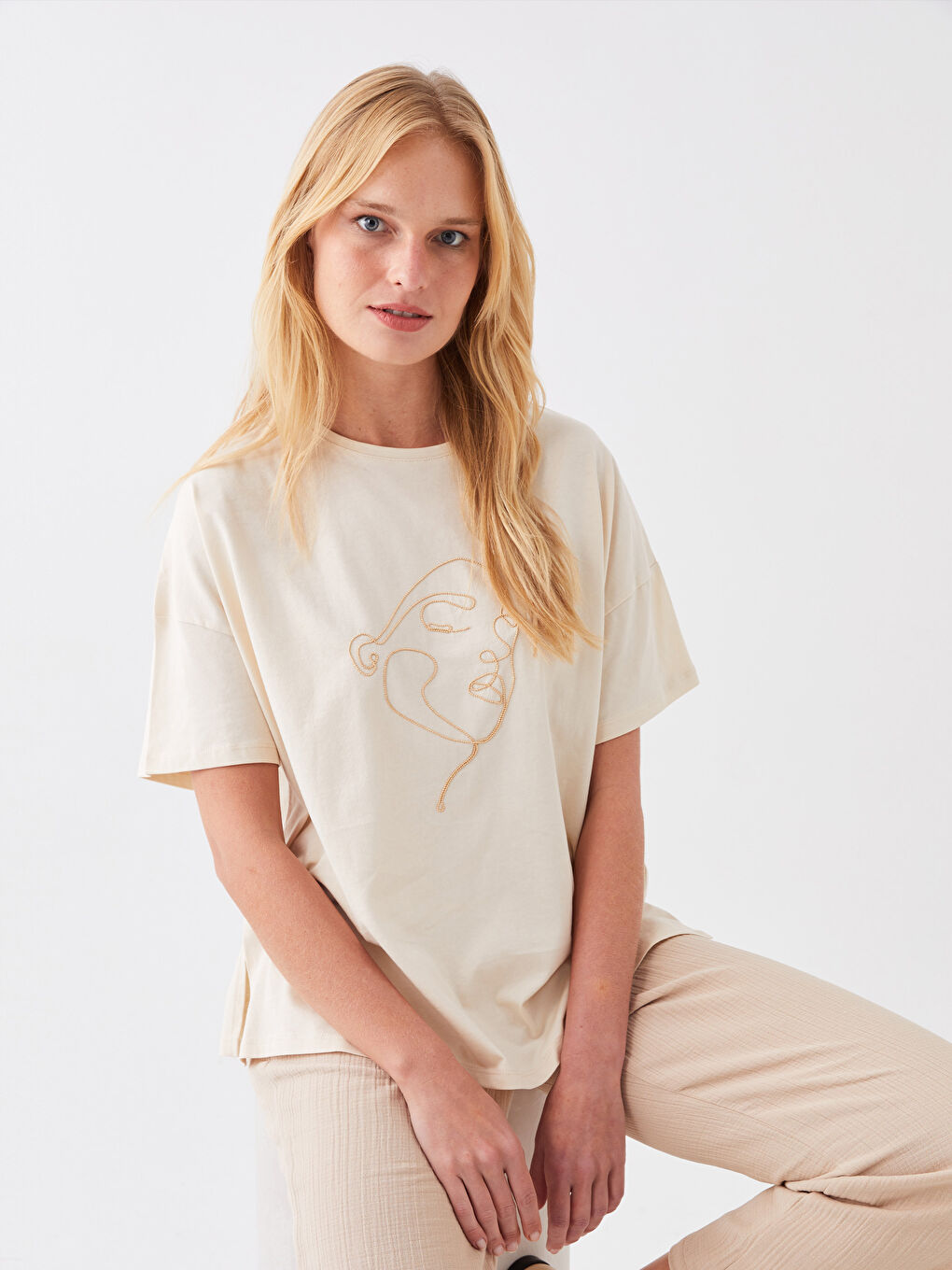Bej Bisiklet Yaka Nakışlı Kısa Kollu Oversize Kadın Tişört