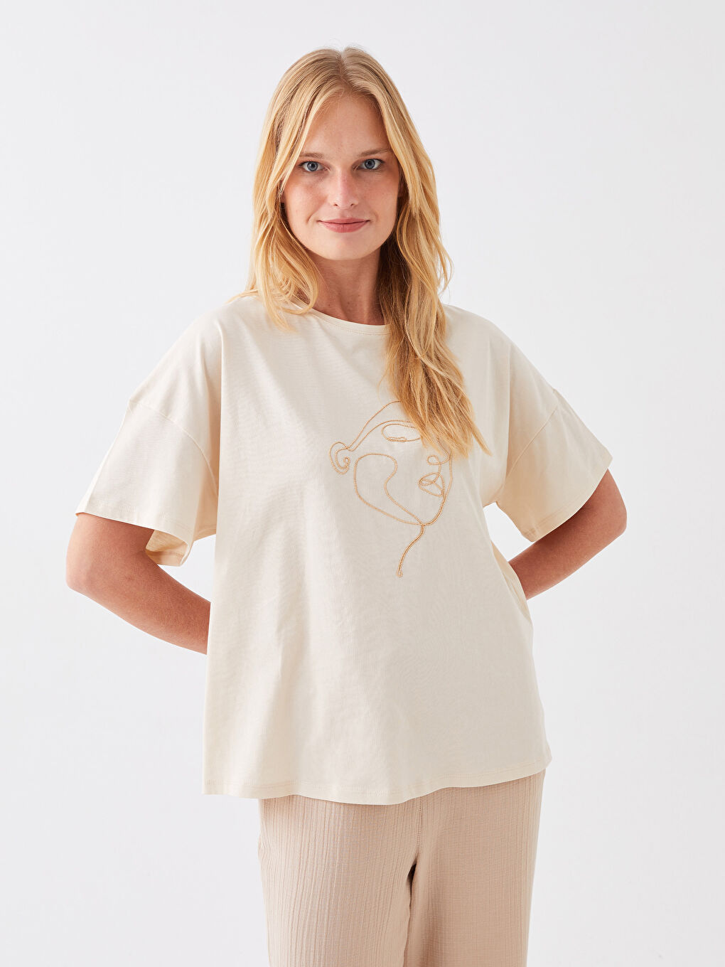 Bej Bisiklet Yaka Nakışlı Kısa Kollu Oversize Kadın Tişört-1