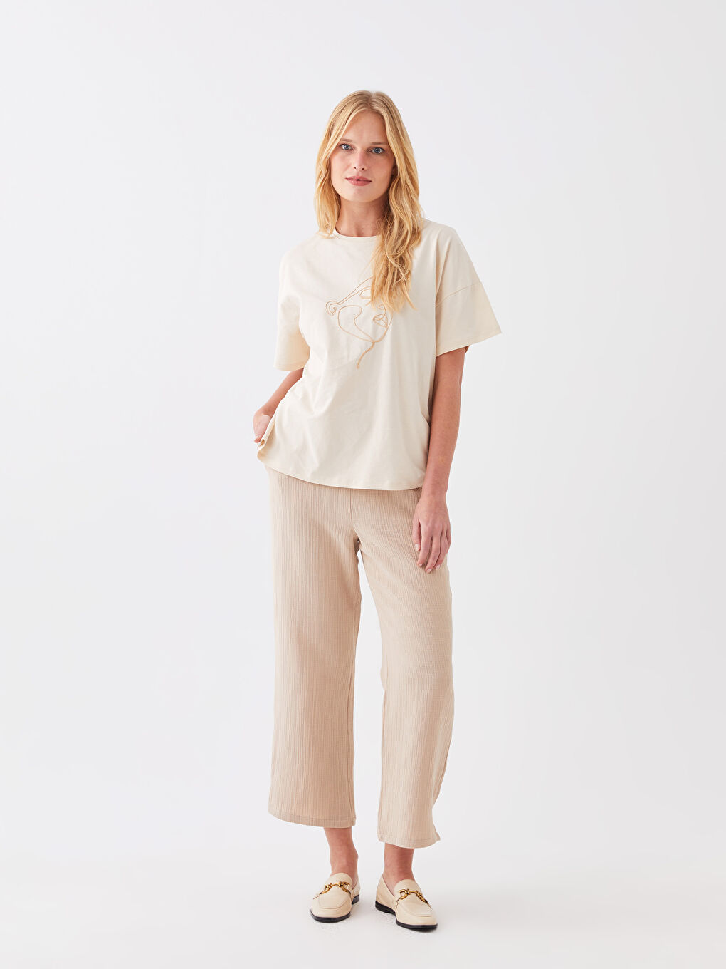 Bej Bisiklet Yaka Nakışlı Kısa Kollu Oversize Kadın Tişört-2