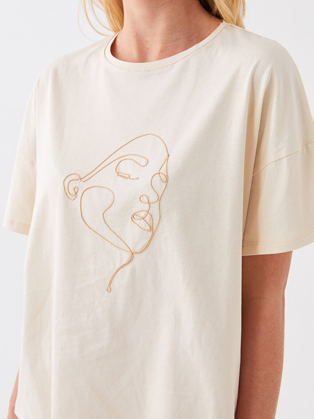 Bej Bisiklet Yaka Nakışlı Kısa Kollu Oversize Kadın Tişört-3