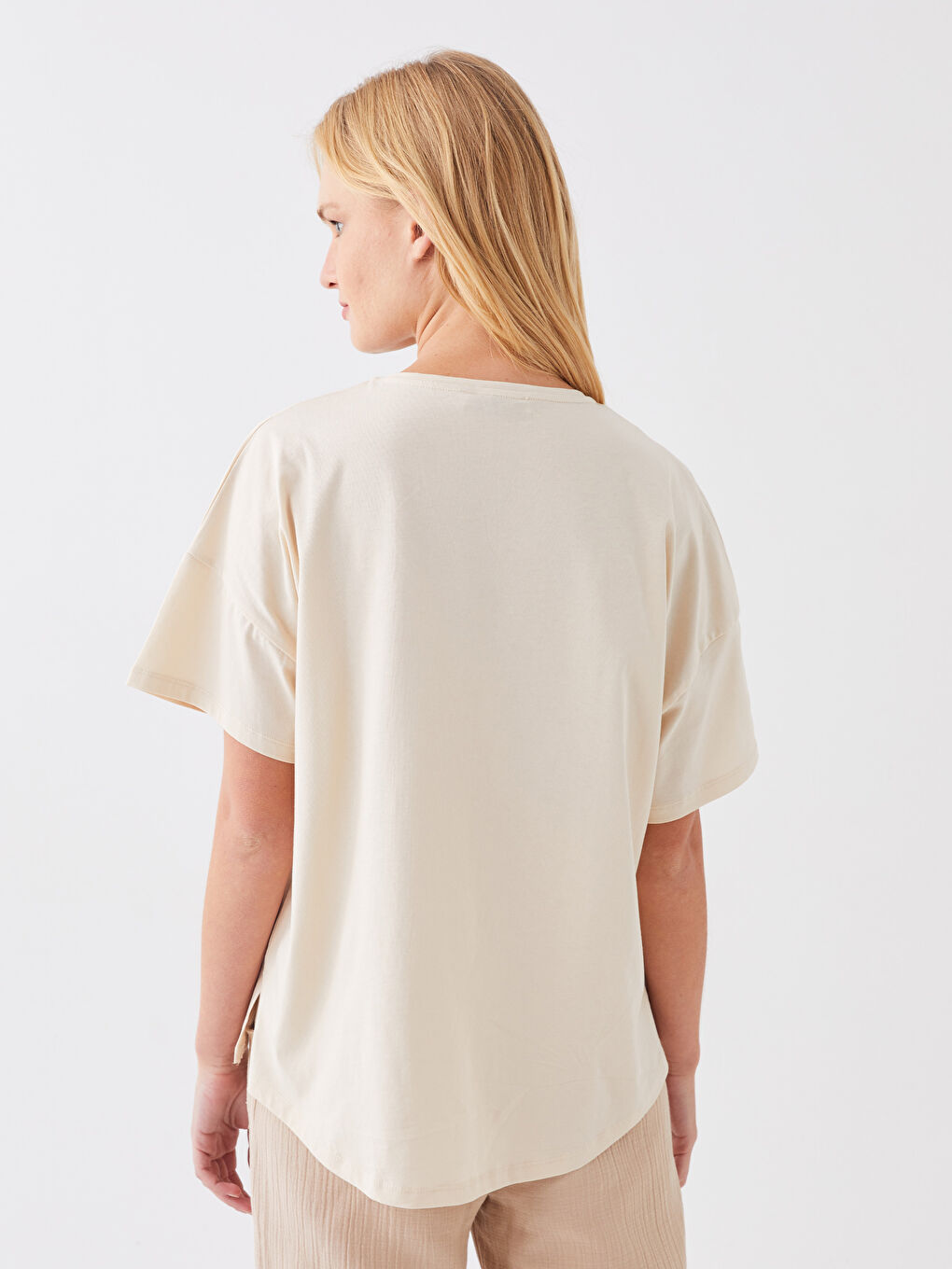 Bej Bisiklet Yaka Nakışlı Kısa Kollu Oversize Kadın Tişört-4