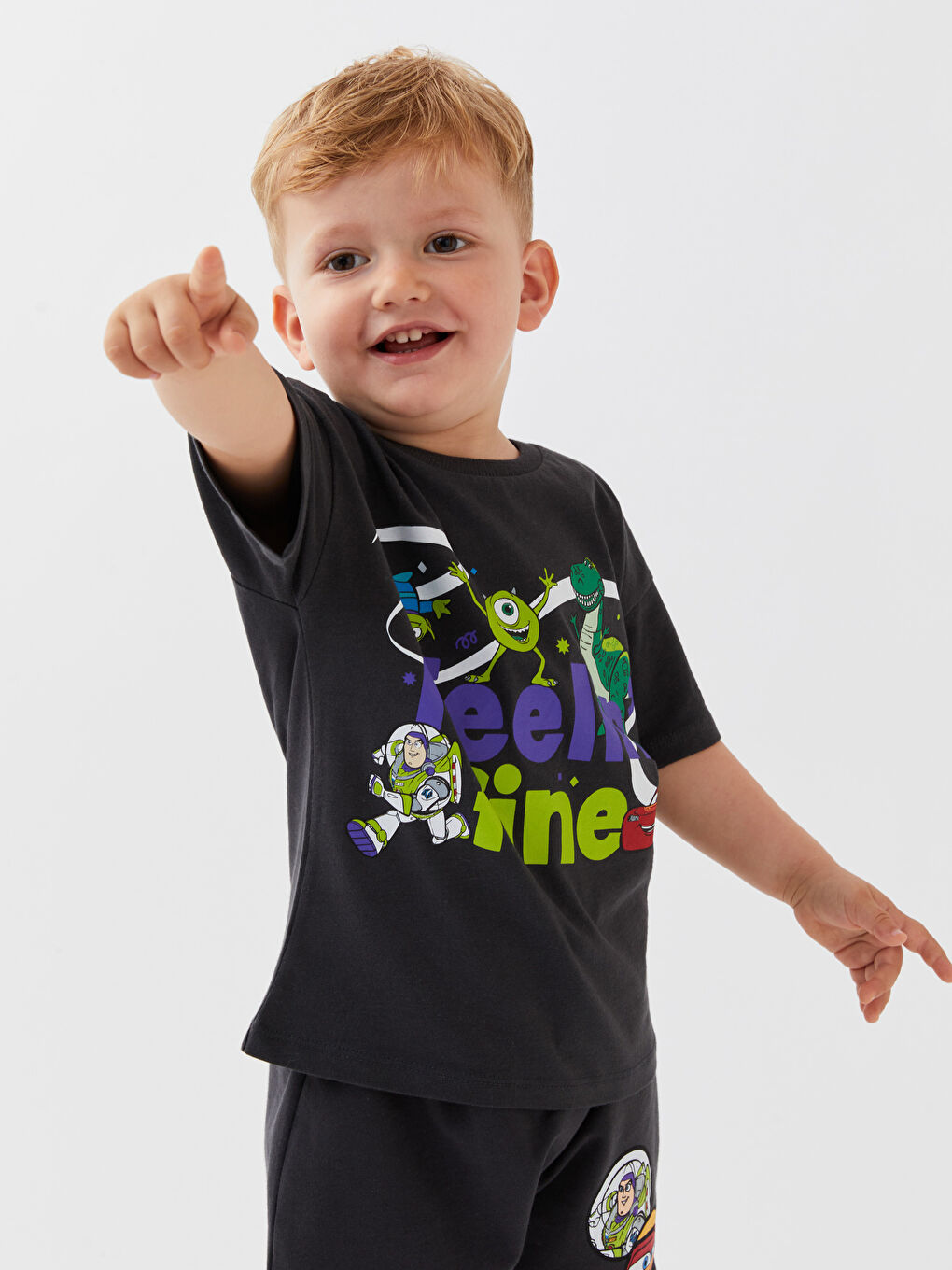 تيشيرت بيبي ولد بياقة دائرية وكم قصير مطبوع بيكسار-1