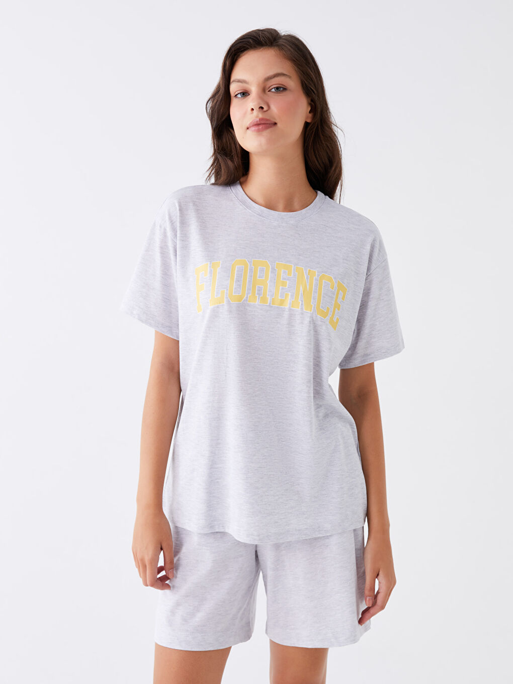 მრგვალი საყელო ნაბეჭდი მოკლე სახელო ქალებისთვის მაისური