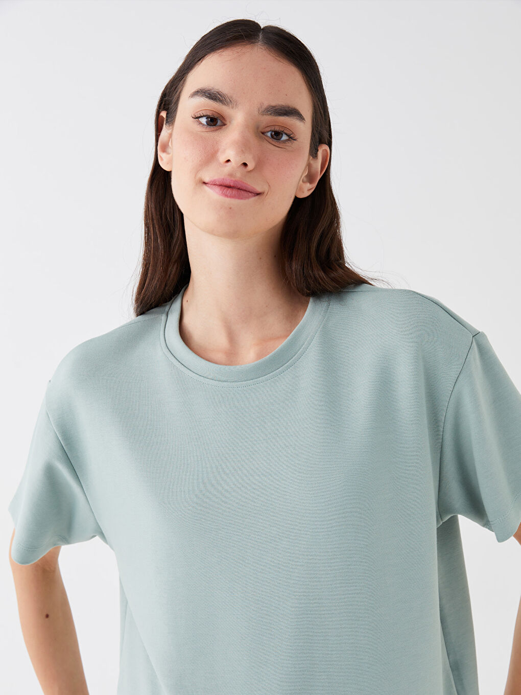 მრგვალი საყელო უბრალო მოკლე სახელო ქალებისთვის მაისური-1