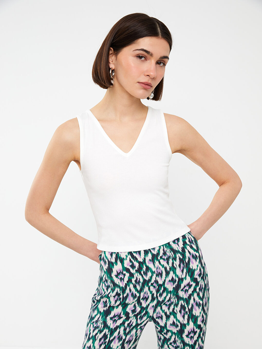 قميص قصير سادة بياقة على شكل حرف V للسيدات-1