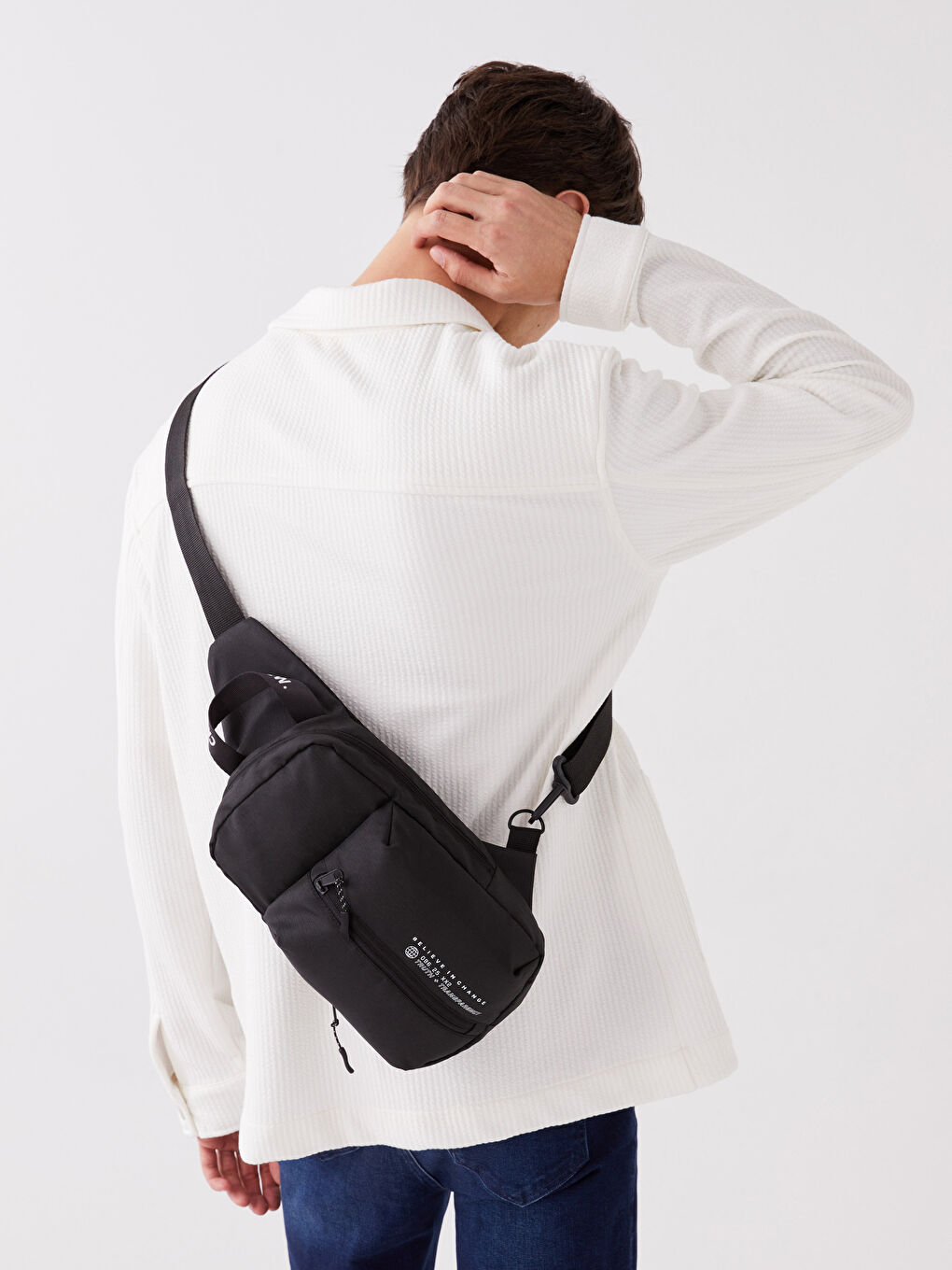 ерлерге арналған мәтінді принтті кеудеге тағылатын сөмке