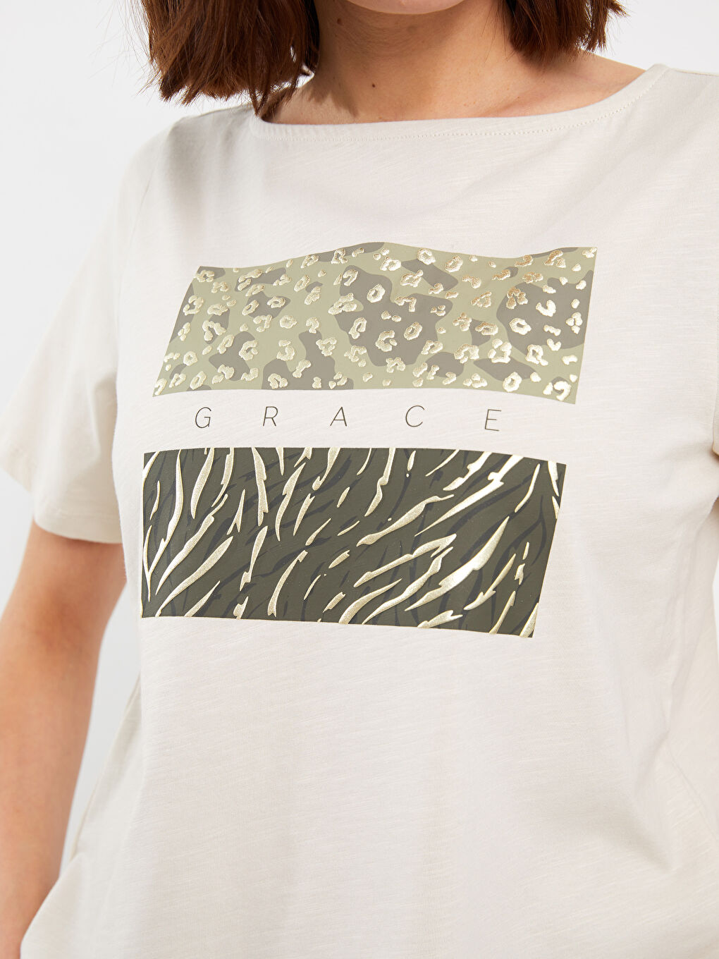 Bej Bisiklet Yaka Baskılı Kısa Kollu Kadın Tişört-3