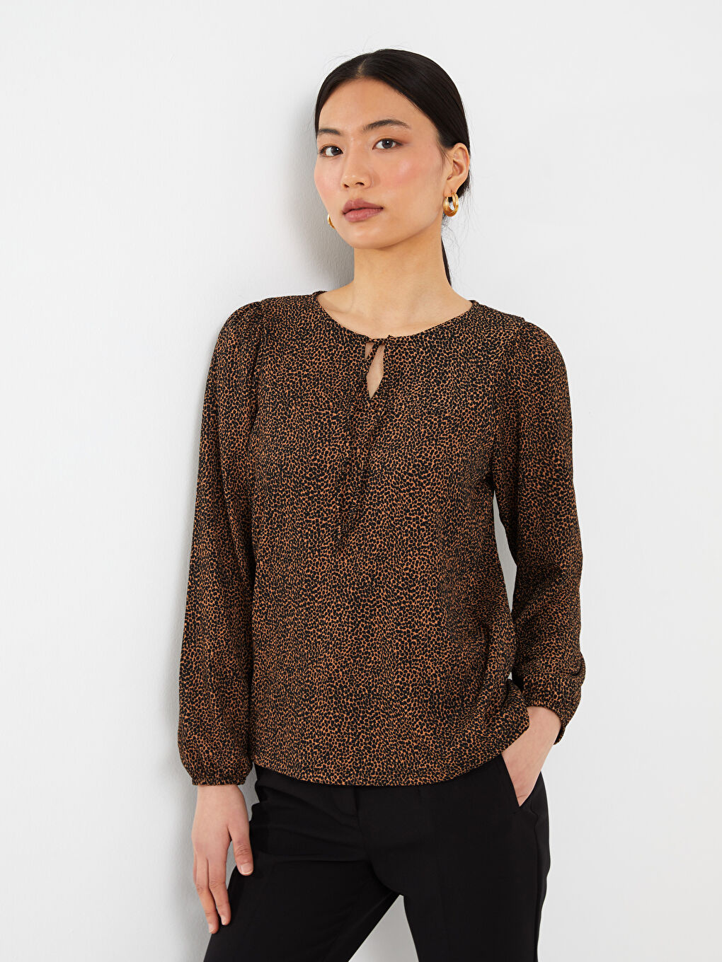 Kahverengi Bağlamalı Yaka Desenli Uzun Kollu Kadın Bluz