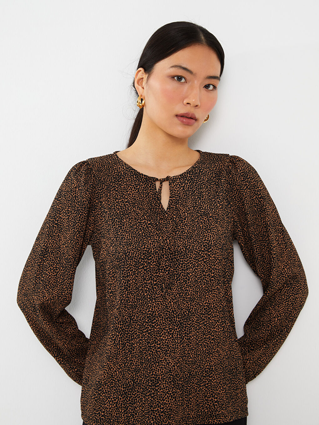 Kahverengi Bağlamalı Yaka Desenli Uzun Kollu Kadın Bluz-2