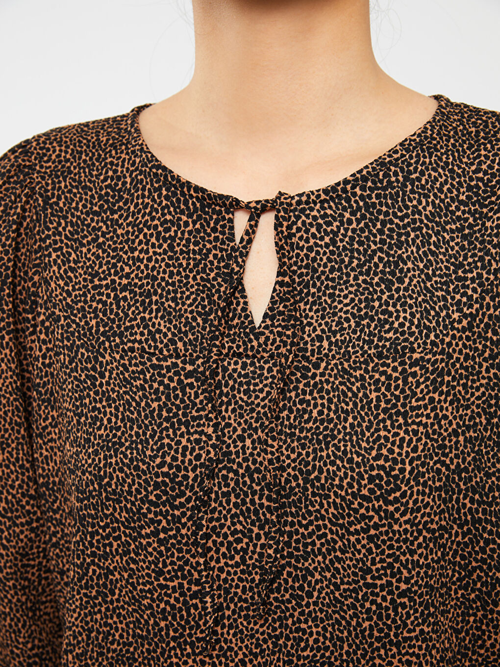 Kahverengi Bağlamalı Yaka Desenli Uzun Kollu Kadın Bluz-3