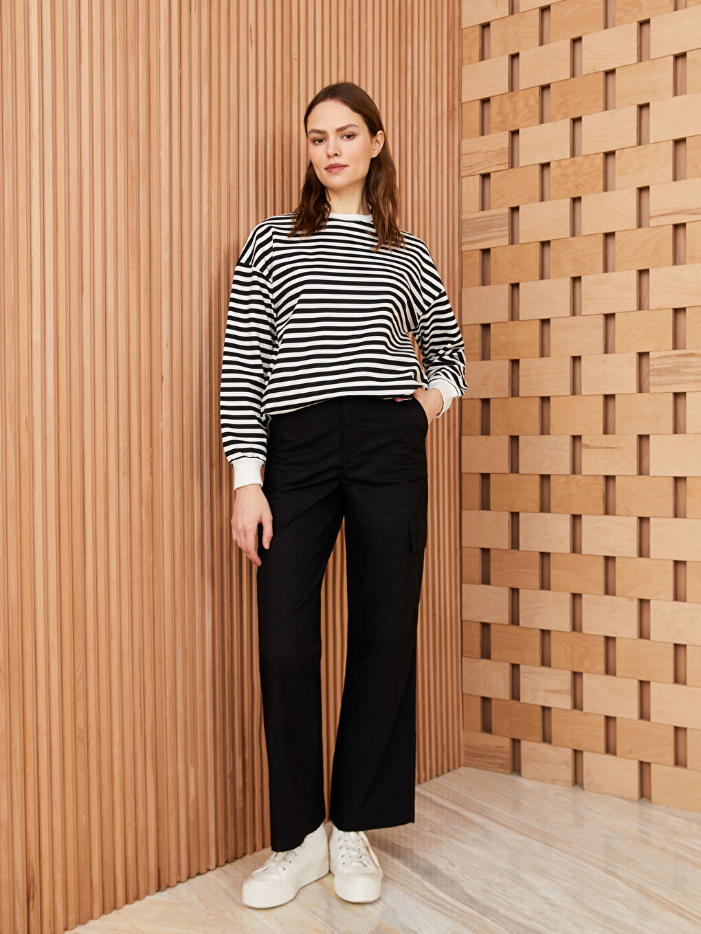 Siyah Rahat Kalıp Düz Geniş Paça Kadın Kargo Pantolon