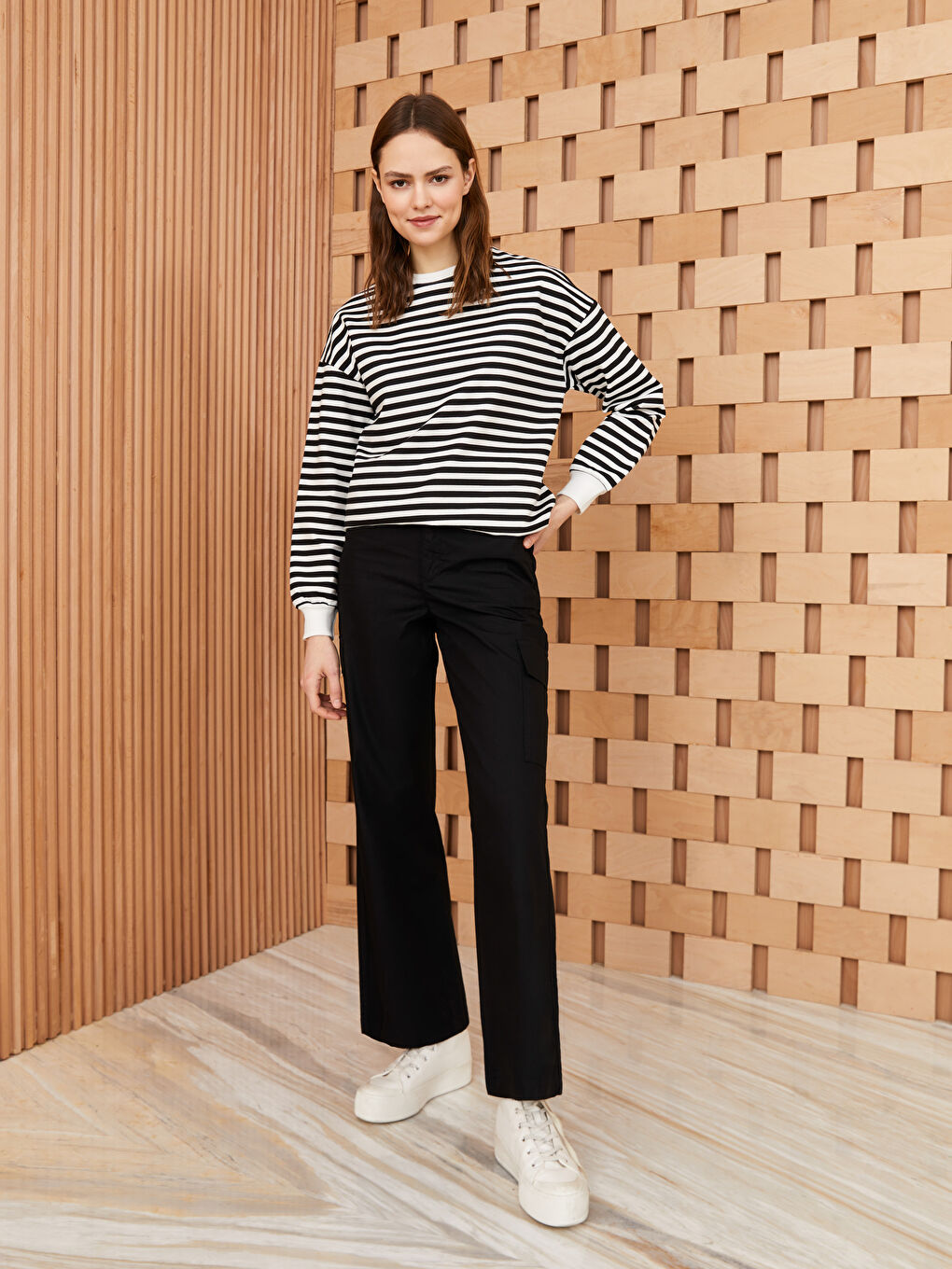 Siyah Rahat Kalıp Düz Geniş Paça Kadın Kargo Pantolon-1