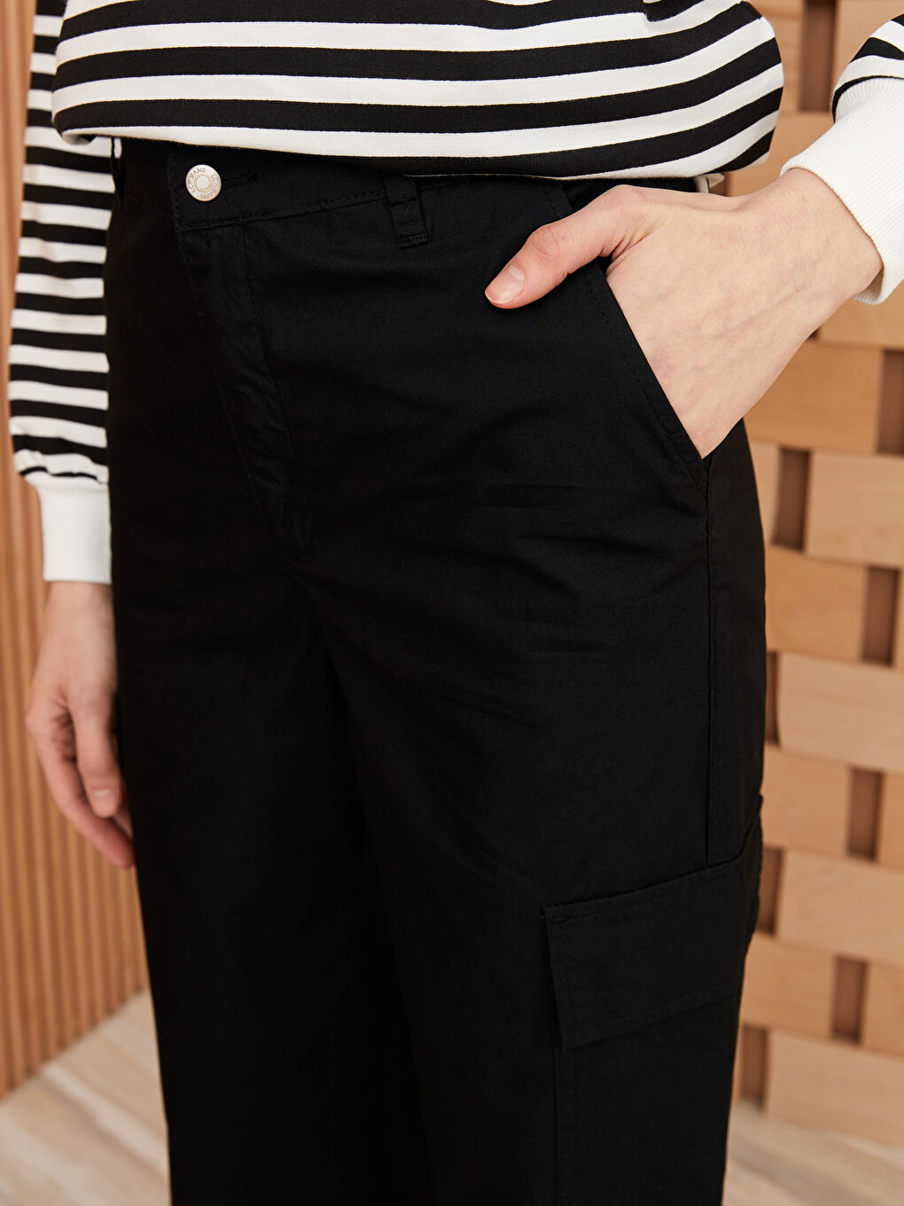 Siyah Rahat Kalıp Düz Geniş Paça Kadın Kargo Pantolon-2