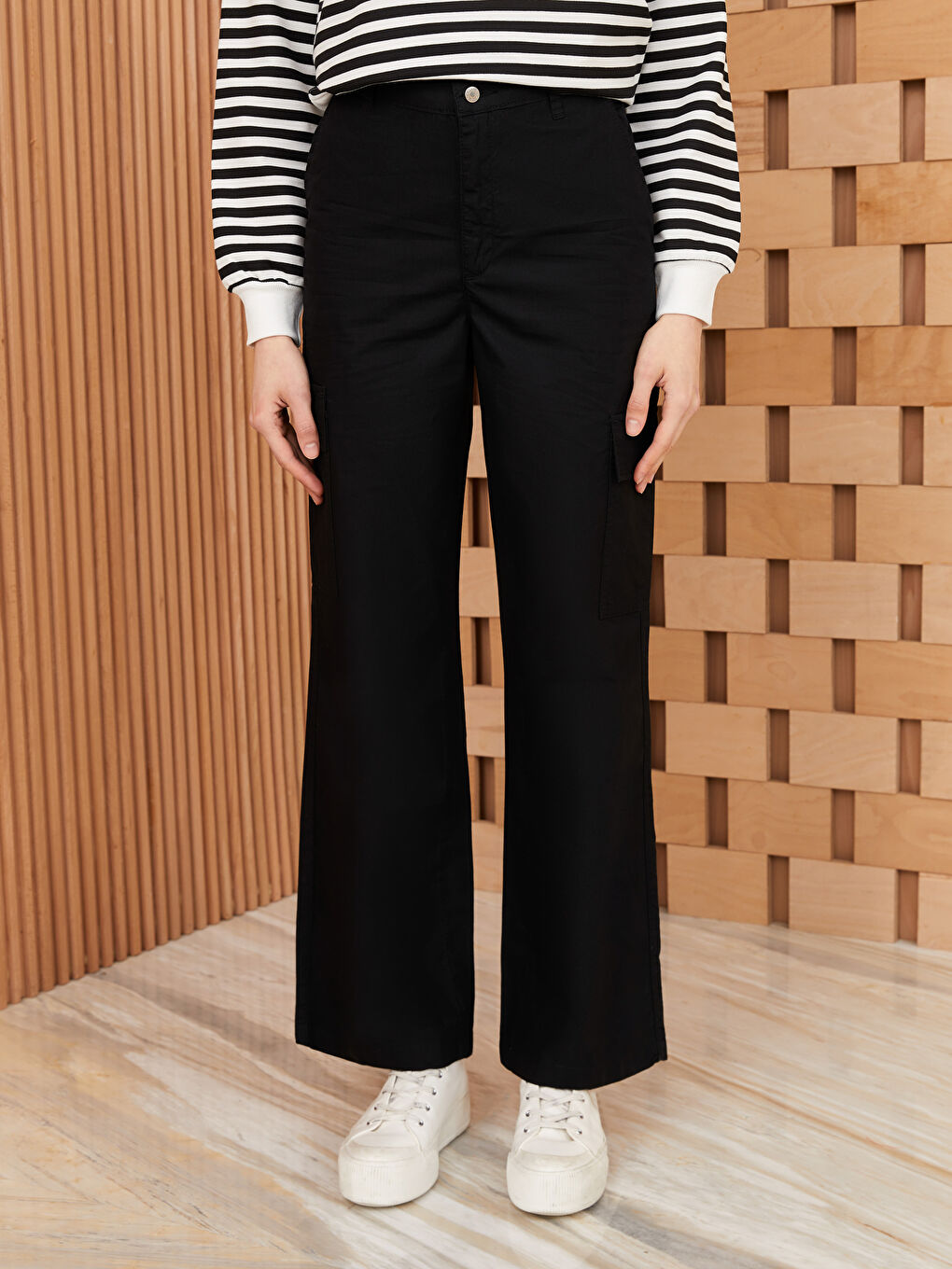 Siyah Rahat Kalıp Düz Geniş Paça Kadın Kargo Pantolon-3
