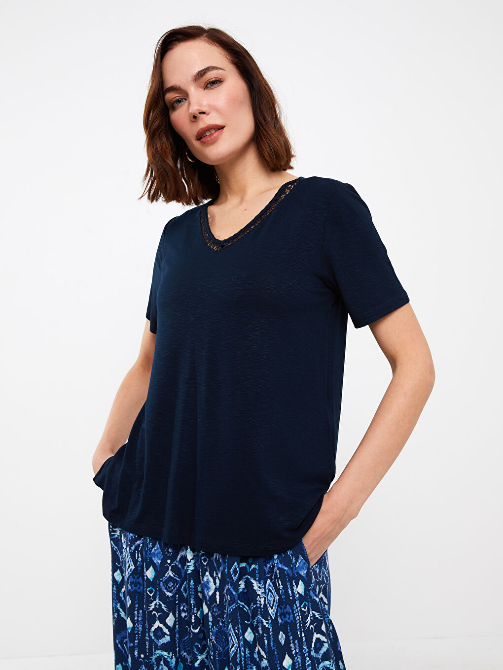 Lacivert V Yaka Düz Kısa Kollu Kadın Tişört-1