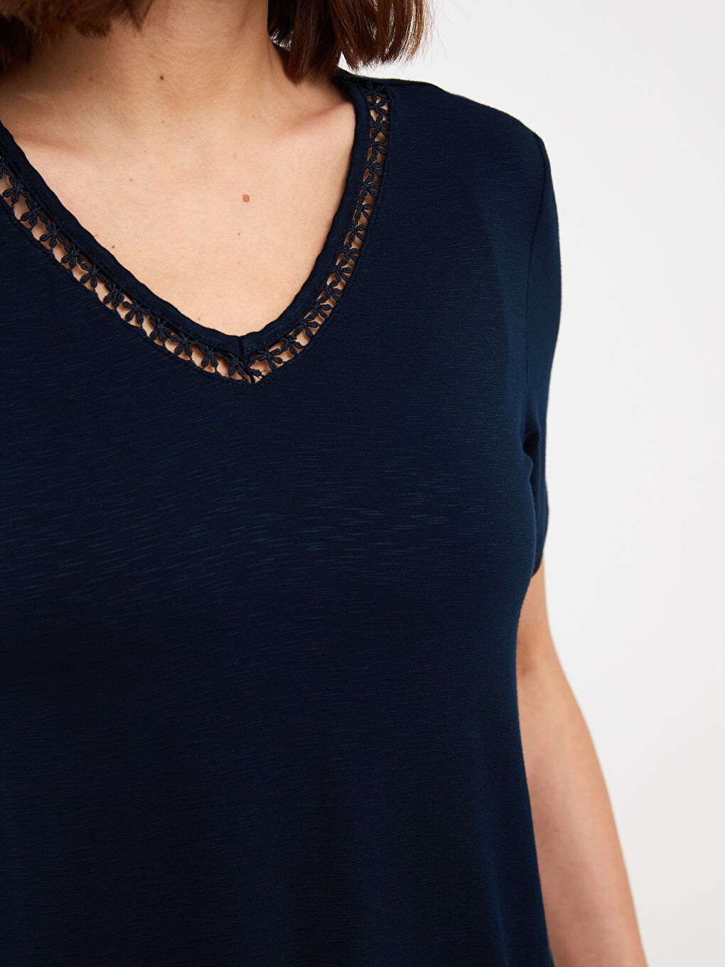 Lacivert V Yaka Düz Kısa Kollu Kadın Tişört-3