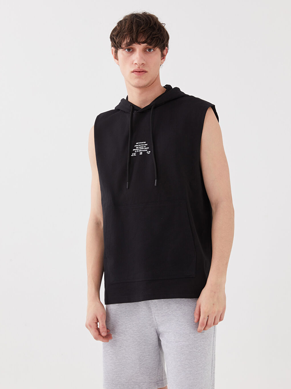 Siyah Kapüşonlu Baskılı Erkek Kolsuz Tişört