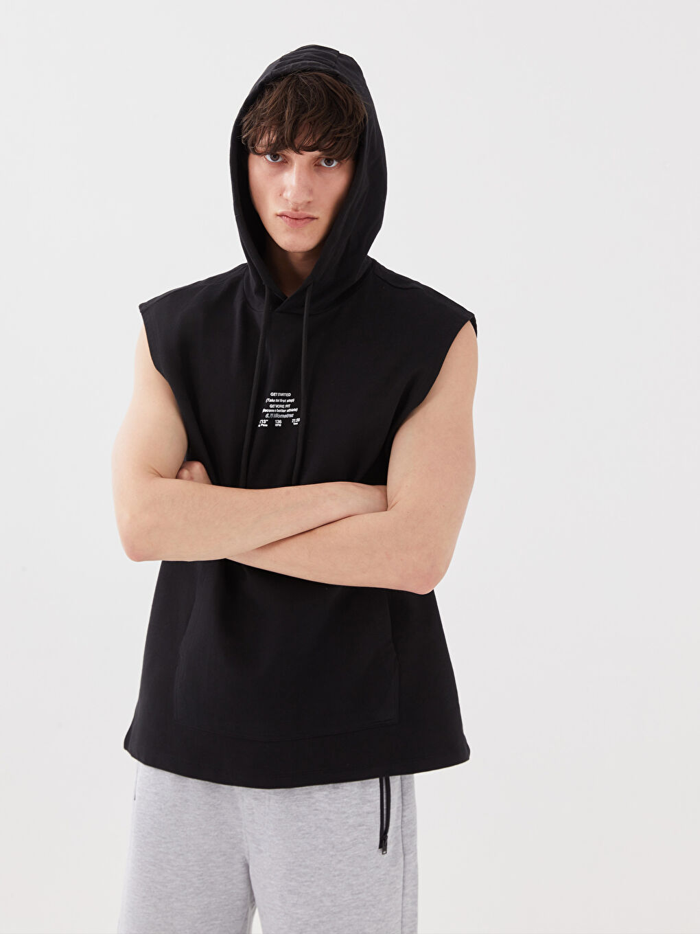 Siyah Kapüşonlu Baskılı Erkek Kolsuz Tişört-1