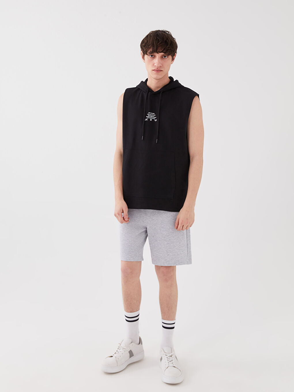 Siyah Kapüşonlu Baskılı Erkek Kolsuz Tişört-2