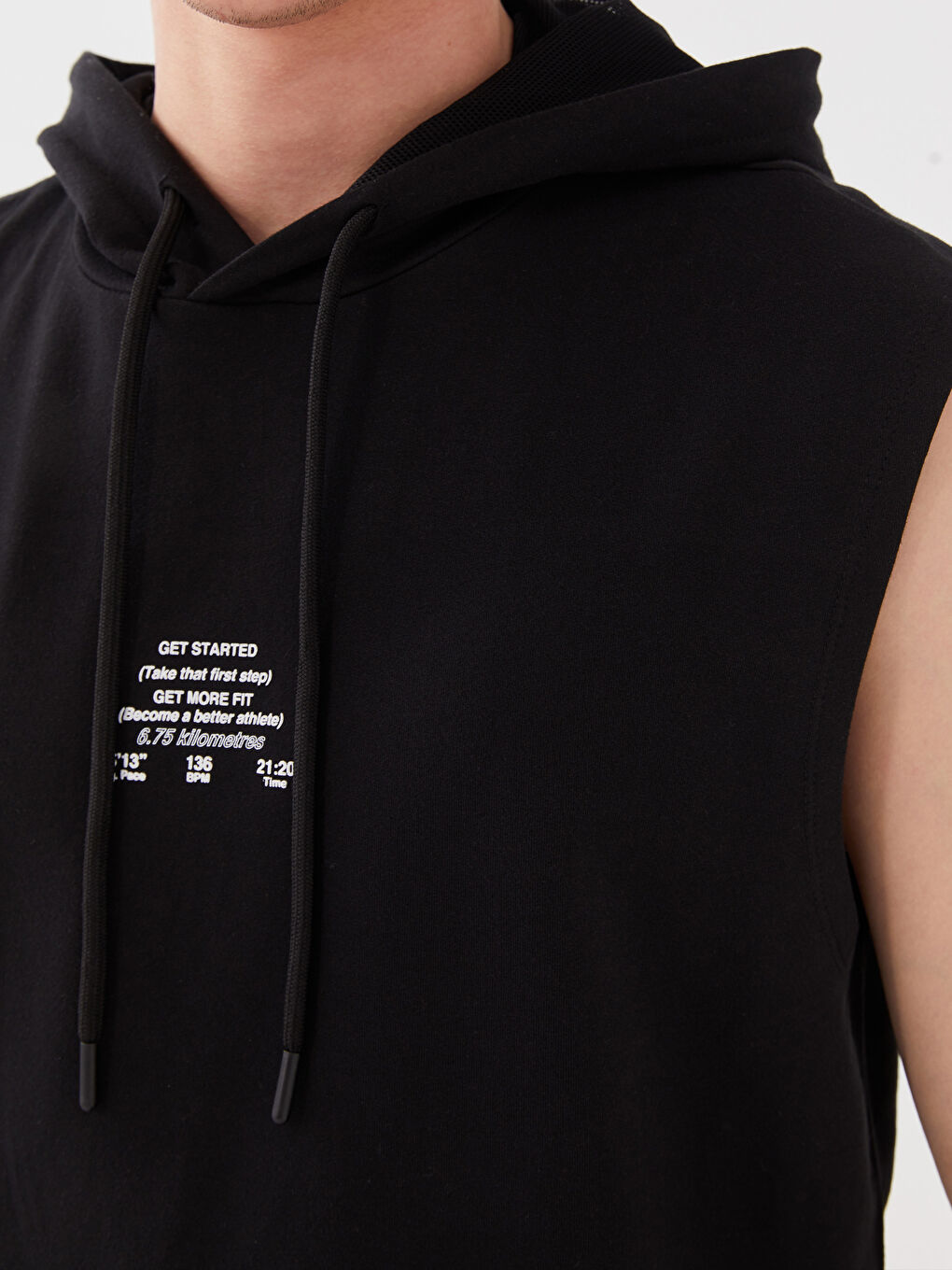 Siyah Kapüşonlu Baskılı Erkek Kolsuz Tişört-3