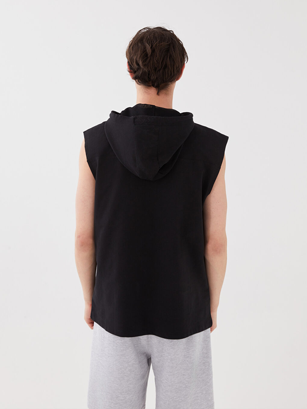 Siyah Kapüşonlu Baskılı Erkek Kolsuz Tişört-4