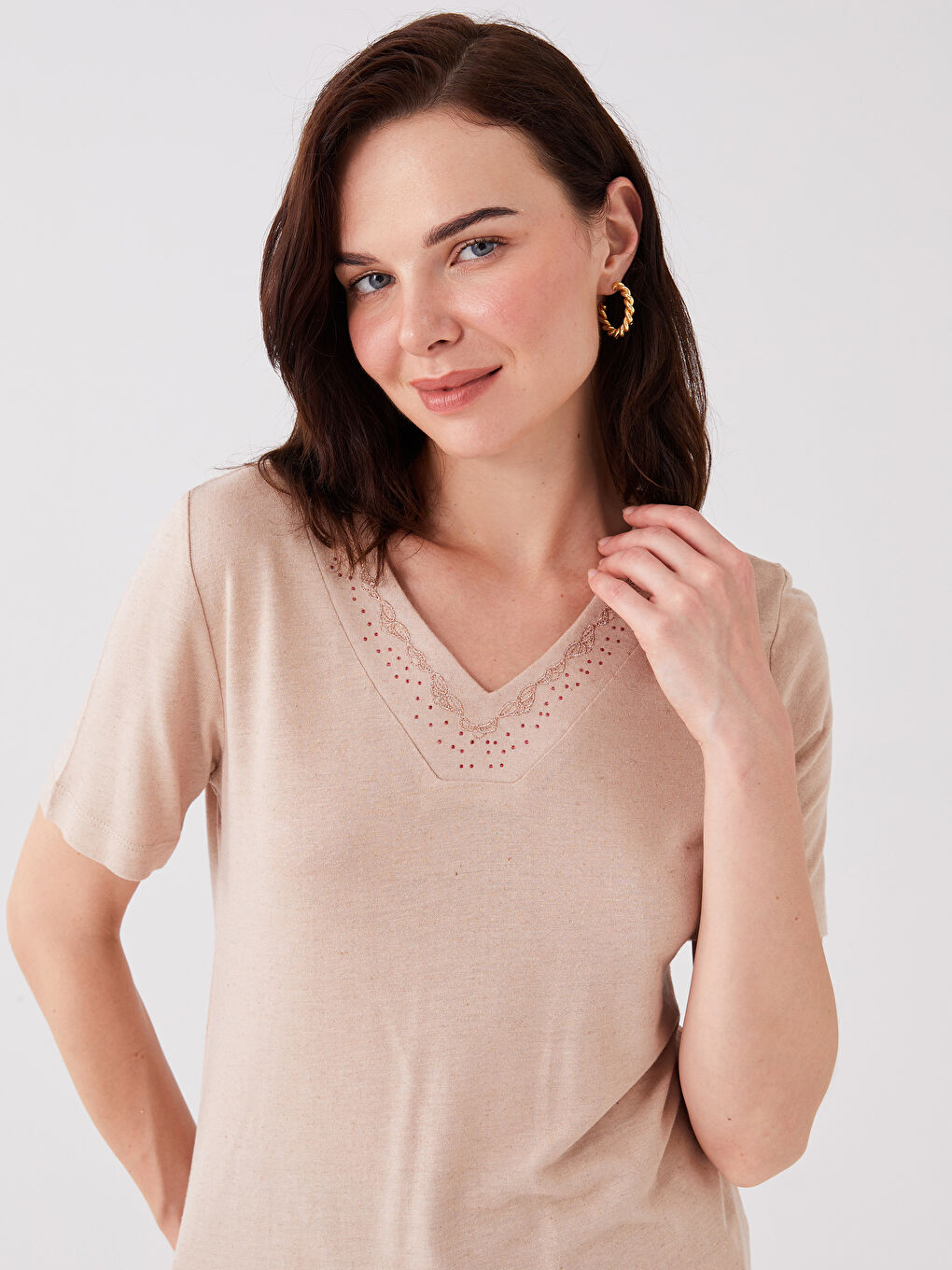 Kahverengi V Yaka Nakışlı Kısa Kollu Kadın Bluz-1