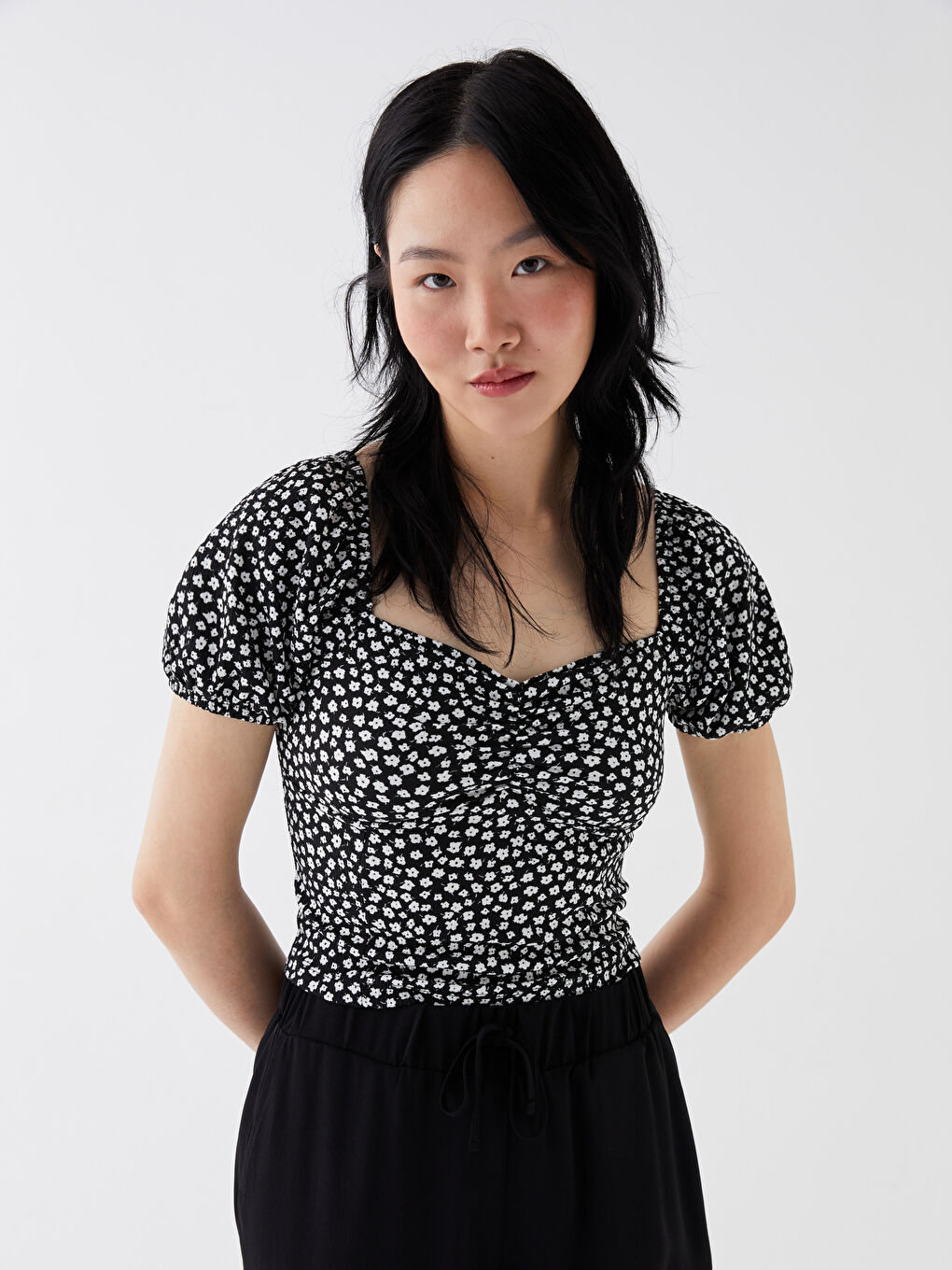 Siyah Kalp Yaka Çiçekli Kısa Kollu Kadın Bluz