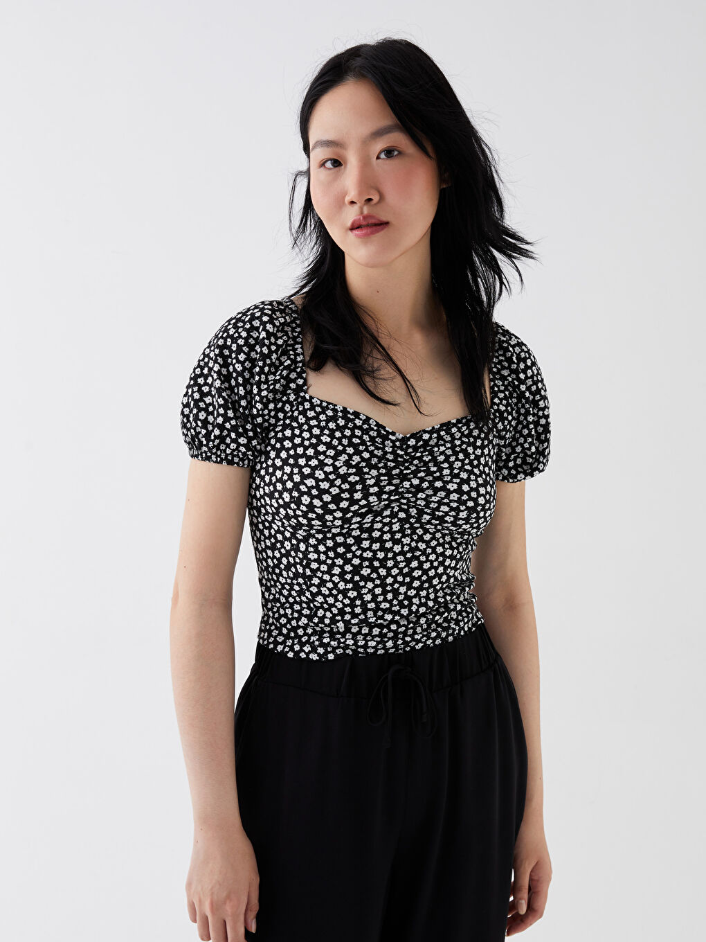 Siyah Kalp Yaka Çiçekli Kısa Kollu Kadın Bluz-1