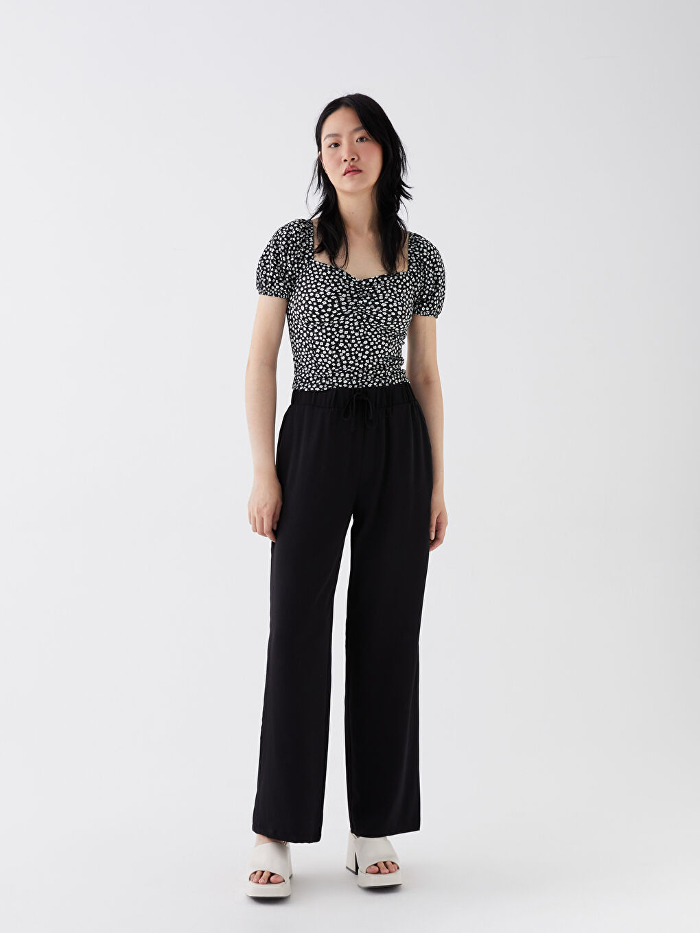 Siyah Kalp Yaka Çiçekli Kısa Kollu Kadın Bluz-2