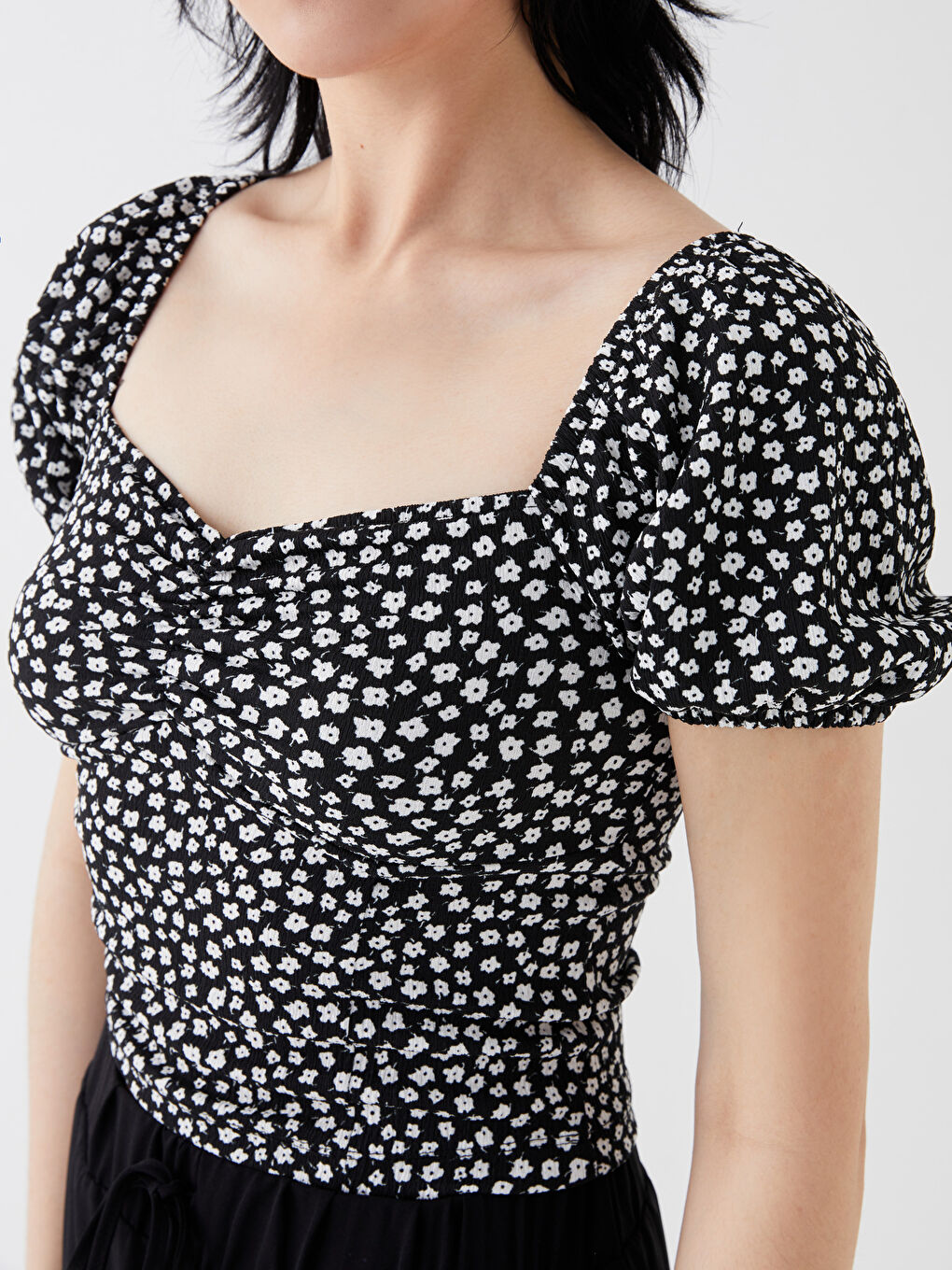 Siyah Kalp Yaka Çiçekli Kısa Kollu Kadın Bluz-3