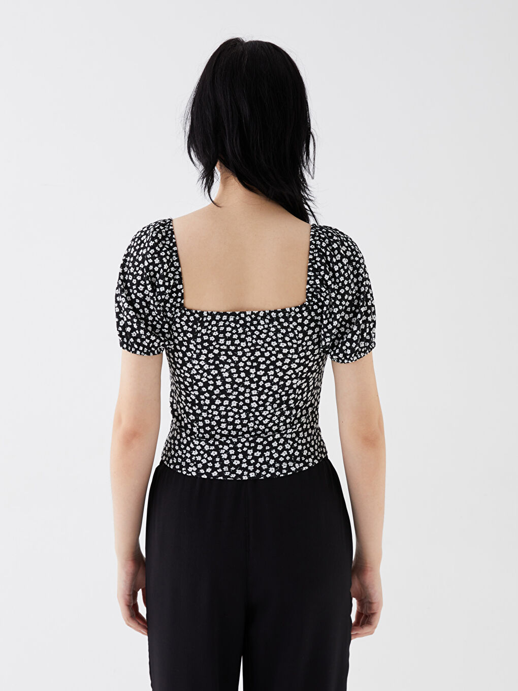 Siyah Kalp Yaka Çiçekli Kısa Kollu Kadın Bluz-4