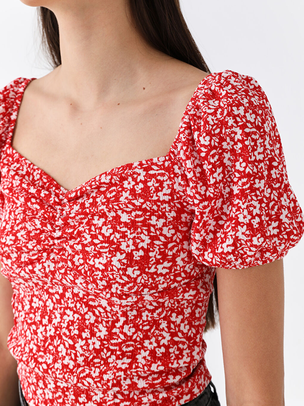 Kırmızı Kalp Yaka Çiçekli Kısa Kollu Kadın Bluz-3