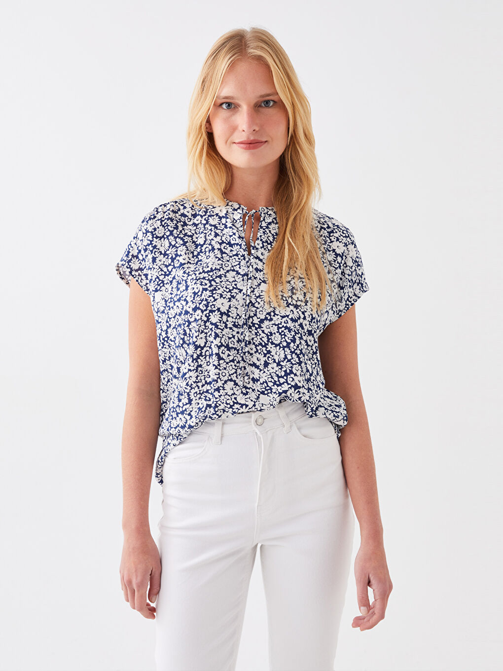 بلوزة نسائية بياقة مربوطة وكم قصير بنقشة مطبوعة