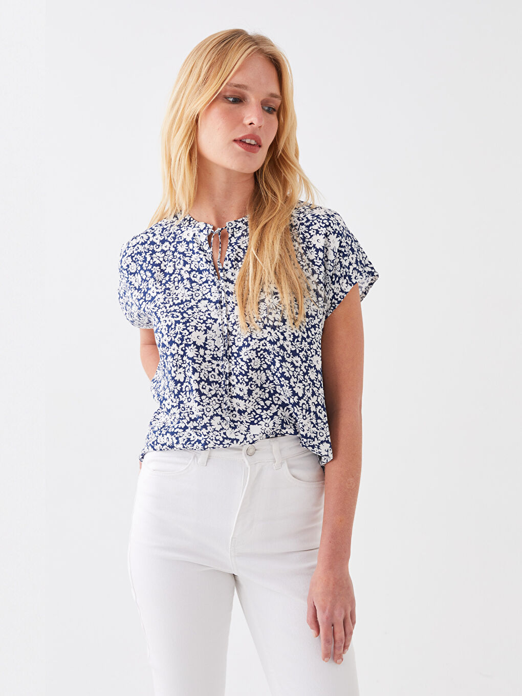 بلوزة نسائية بياقة مربوطة وكم قصير بنقشة مطبوعة-1