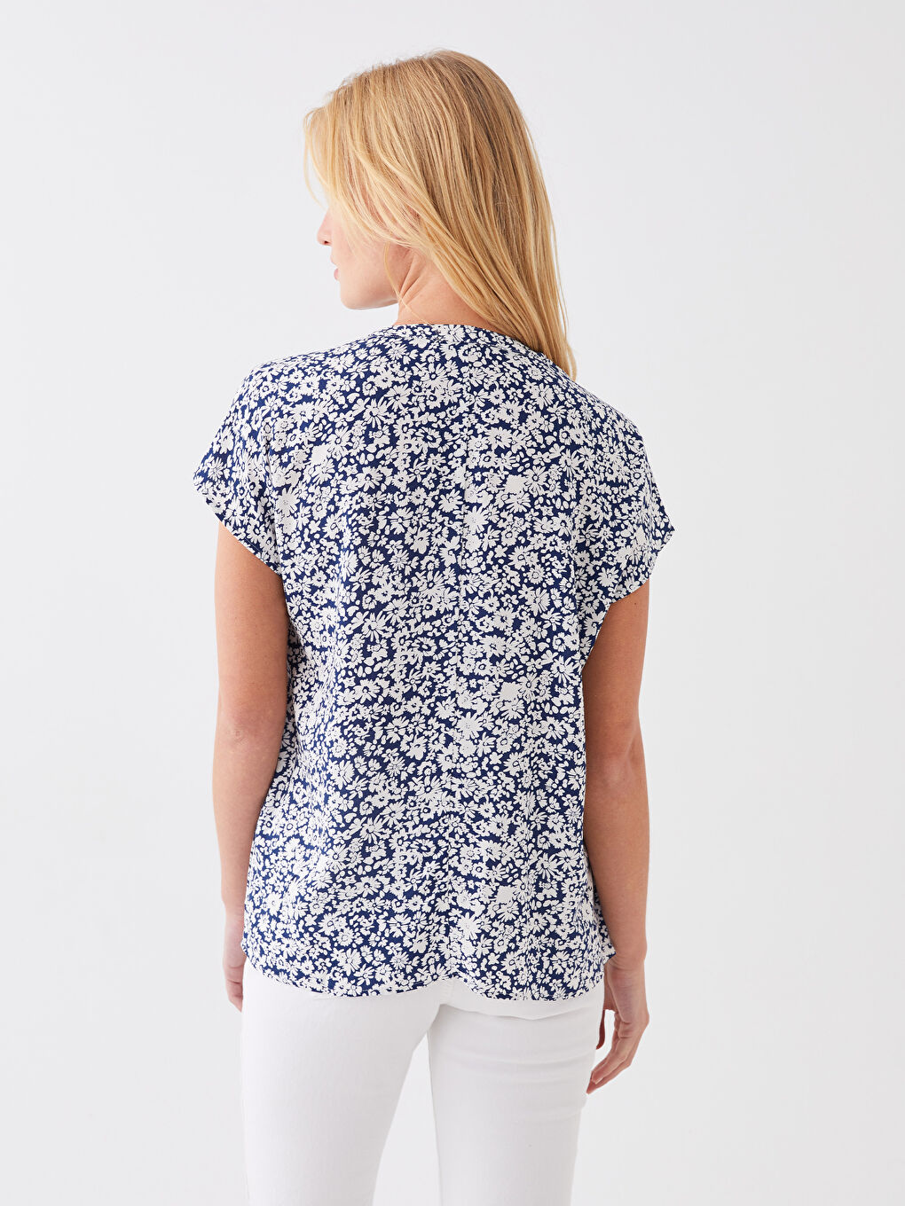 بلوزة نسائية بياقة مربوطة وكم قصير بنقشة مطبوعة-4