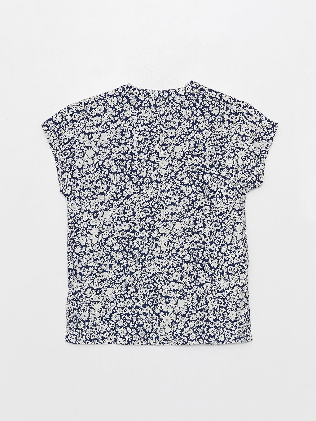 بلوزة نسائية بياقة مربوطة وكم قصير بنقشة مطبوعة-6