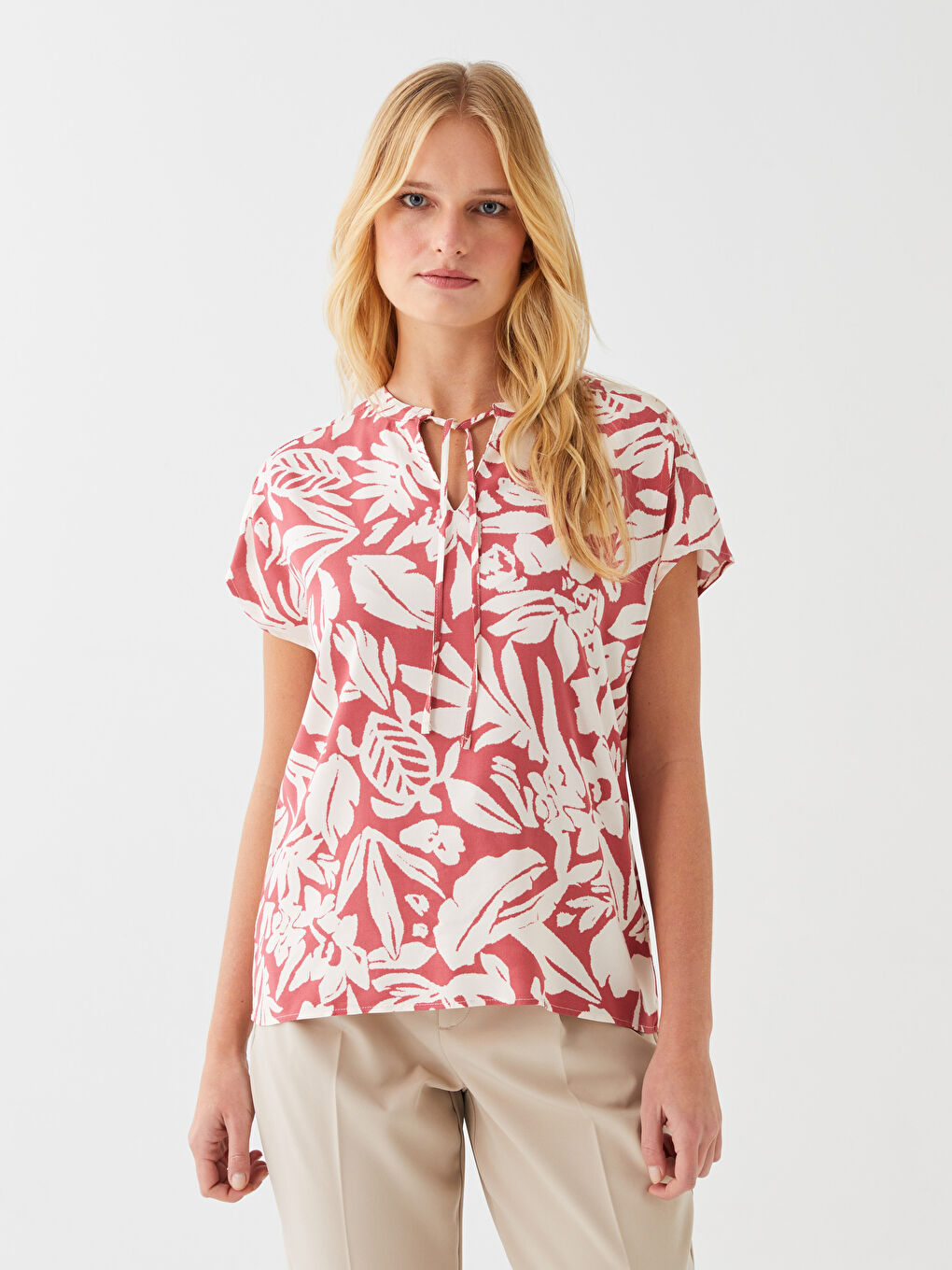 بلوزة نسائية بياقة مربوطة وكم قصير بنقشة مطبوعة