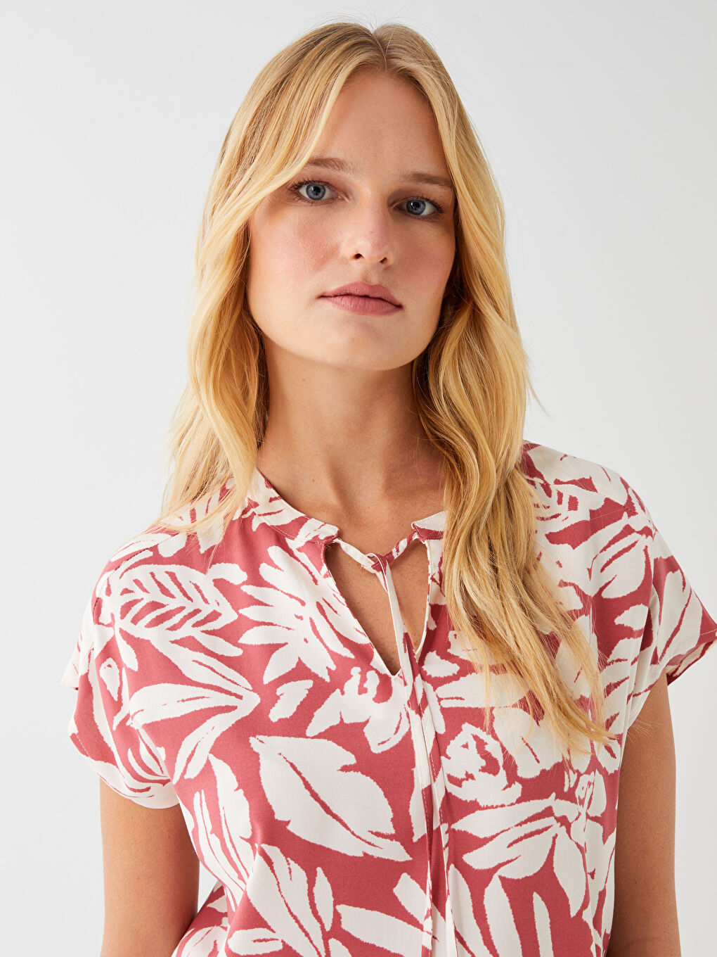 بلوزة نسائية بياقة مربوطة وكم قصير بنقشة مطبوعة-2