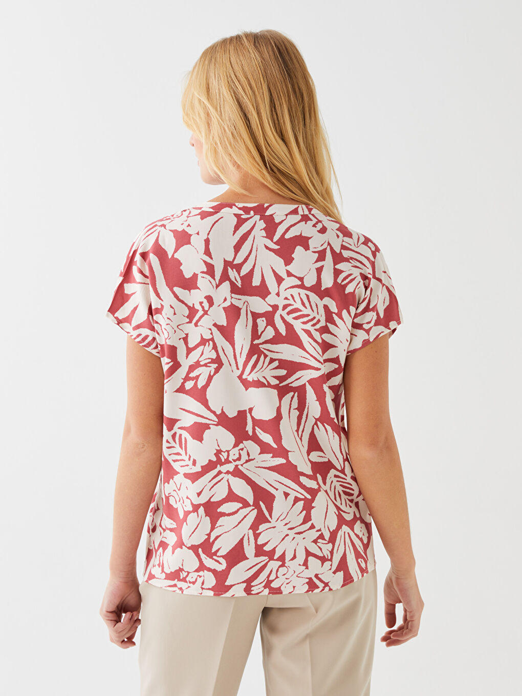 بلوزة نسائية بياقة مربوطة وكم قصير بنقشة مطبوعة-4