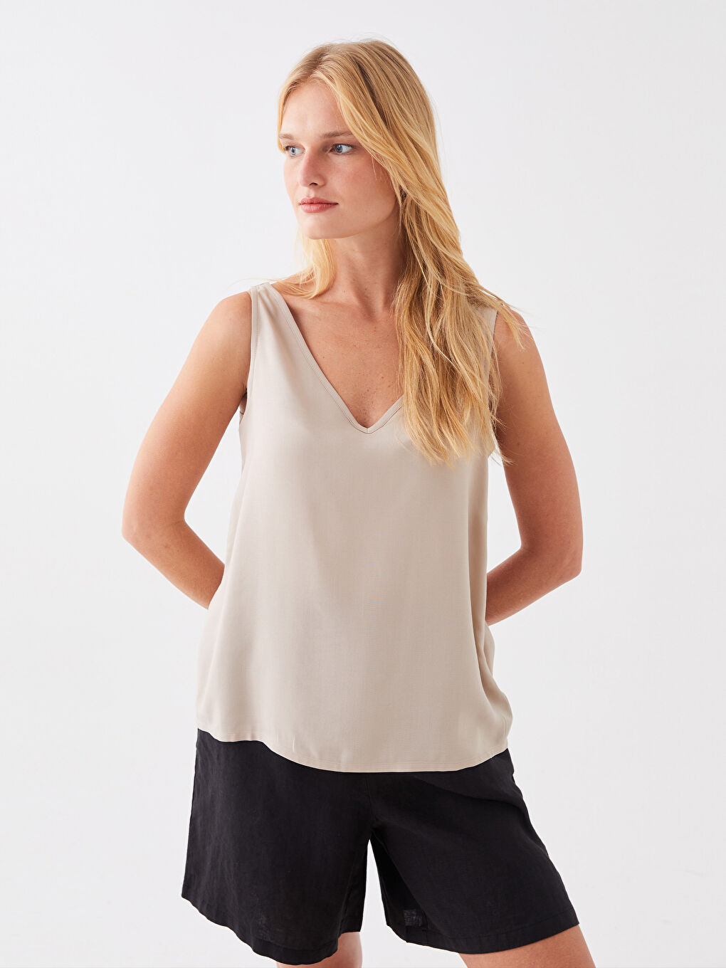 بلوزة سادة بياقة على شكل حرف V للسيدات